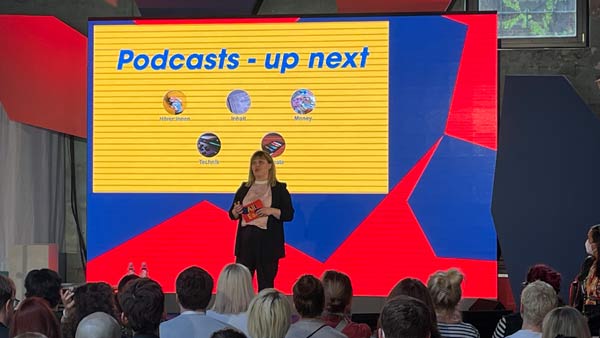 Maria Lorenz am Podcast Summit All Ears 2022 von Spotify.